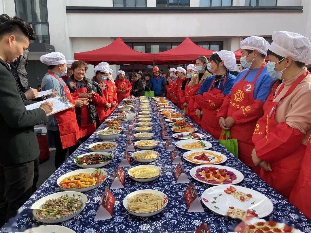 小将镇方泉村文化礼堂开展美食百家宴活动