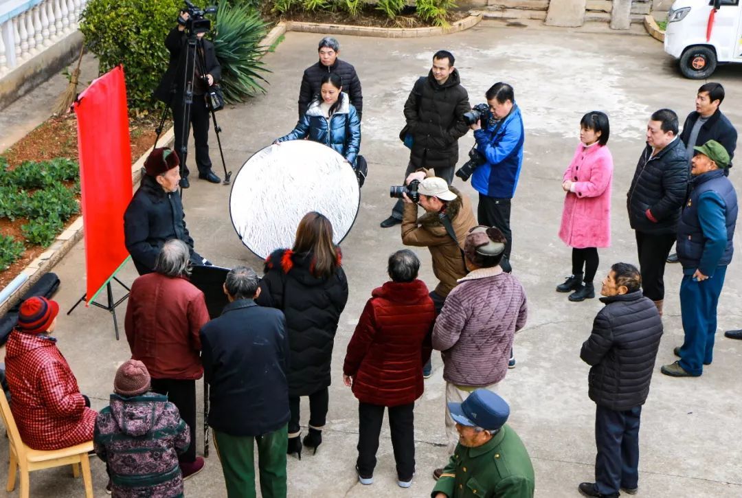 为老年人拍照活动走进东茗乡东茗村文化礼堂